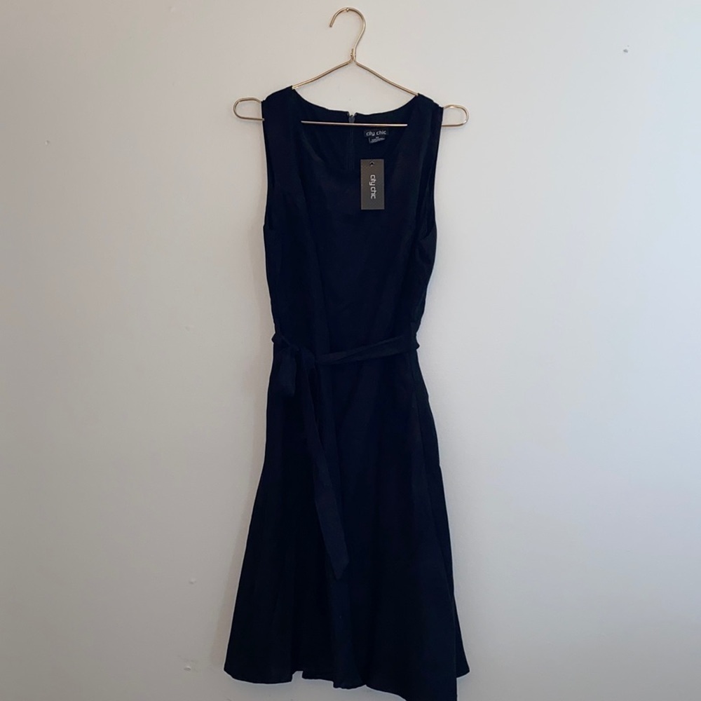 Black sleeveless a-line dress with pockets - Picture 1 of 4